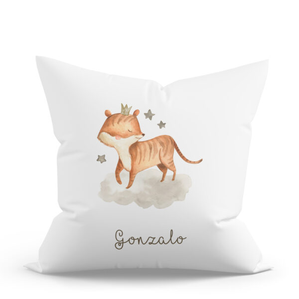 COJÍN PERSONALIZADO ANIMALITOS SAFARI CORONA - Imagen 2