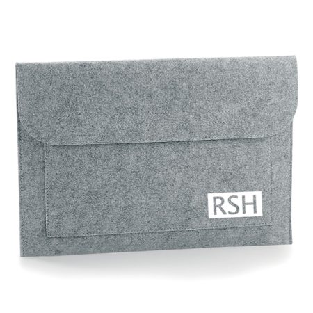 Funda-portatil-personalizada-fieltro-gris-etiqueta-abajo-derecha