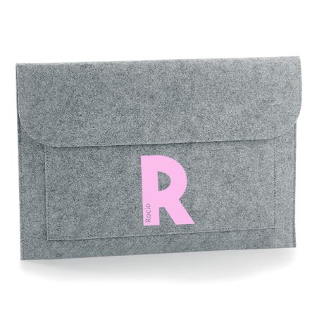Funda-portatil-personalizada-fieltro-gris-inicial-nombre-dentro