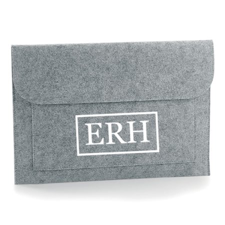 Funda-portatil-personalizada-fieltro-gris-iniciales-rectangulo-centrado-grande