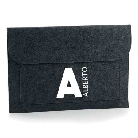 Funda-portatil-personalizada-fieltro-negro-inicial-nombre-al-lado