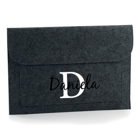 Funda-portatil-personalizada-fieltro-negro-inicial-nombre-encima
