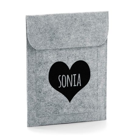 Funda-tablet-personalizada-fieltro-gris-corazon-nombre-dentro