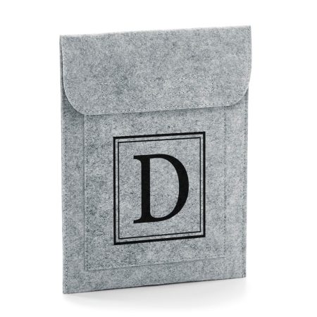 Funda-tablet-personalizada-fieltro-gris-inicial-doble-cuadrado-centro-grande