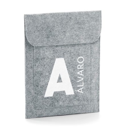 Funda-tablet-personalizada-fieltro-gris-inicial-nombre-al-lado-centro-grande