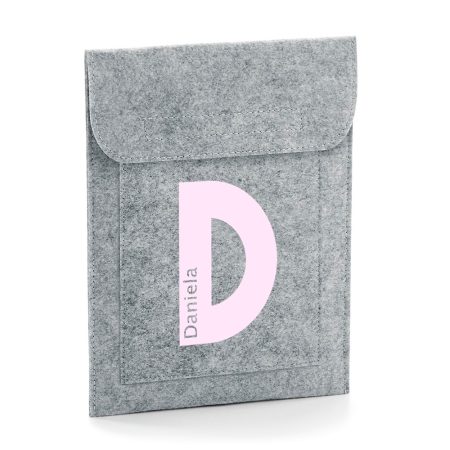 Funda-tablet-personalizada-fieltro-gris-inicial-nombre-dentro-centro-grande